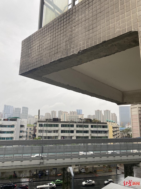 ↑事发楼层抹灰层脱落